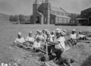 Klosterschüler : Eine Gruppe von uniformierten Jungen vor dem Kloster in Salisbury