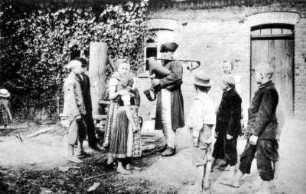 Wendischer Dudelsackpfeifer : Volksmusik - Interpreten und Instrumente. Ort: Slepo / Schleife. Dudelsackpfeifer Bola und Kinder aus Schleife