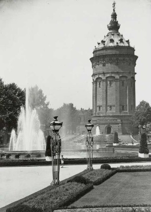 Mannheim, Wasserturm : Mannheim. Wasserturm. Ansicht über den Friedrichsplatz mit Wasserbassin von Nordosten