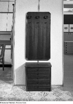 Ausstellungskoje mit Flurgarderobe des VEB Möbelkombinat Dresden-Hellerau
