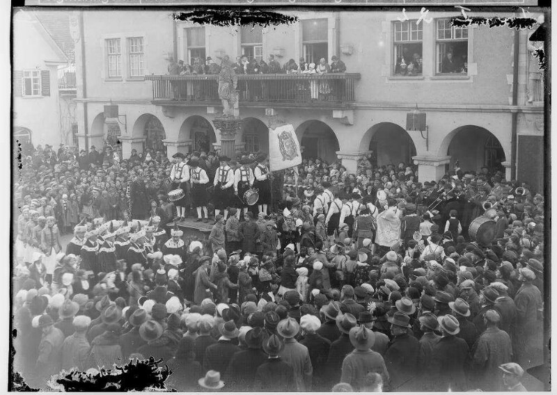 Fasnacht Sigmaringen 1936; Bräuteln vor dem Rathaus