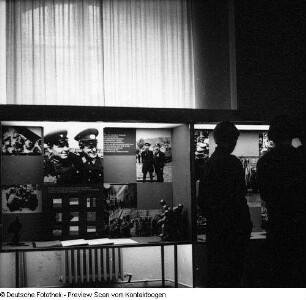 Feuerwache (Louisenstraße?), Feuerwehrautos, Ausstellung mit Modell der Feuerwache Louisenstraße, Feuerwehrleute mit Einsatzleiter Kaiser