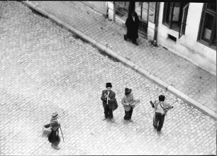 Bukarest: Zigeuner musizieren, von oben