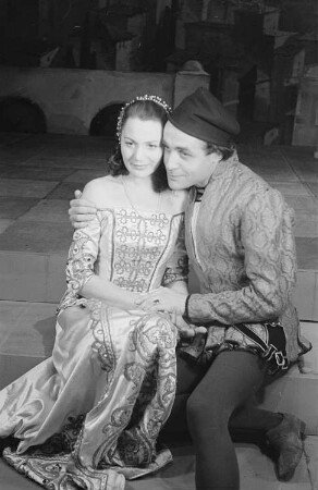 Szenenbilder aus der Komödie "Viel Lärm um nichts" von William Shakespeare im Theater am Schiffbauerdamm in Berlin