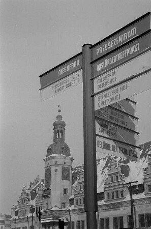 Hinweisschilder für die Frühjahrsmesse, im Hintergrund das alte Rathaus von Leipzig