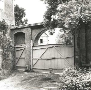 Schkeuditz, Pfarrhof, Mühlstraße 10 (19. Jahrhundert). Toranlage, Hofansicht