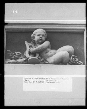 Putto mit Harfe