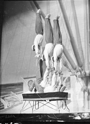 Wintergarten: Fünf Tagonis; Parterreakrobaten; Handstand von Dreien