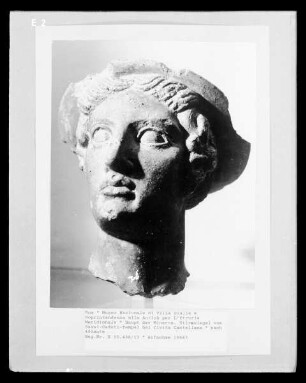 Haupt der Minerva. Stirmziegel vom Sassi-Caduti-Tempel bei Civita Castellana