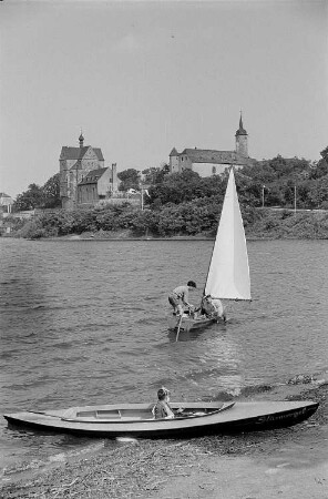 Wassersportler auf dem Süßen See bei Seeburg, im Hintergrund das Schloss Seeburg