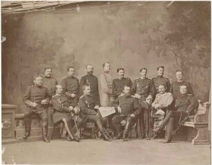 Freiherr Gustav von Starkloff, Premier-Leutnant, späterer General der Kavallerie, Generalstabsreise 1881, vierzehn Offiziere in Uniform, teils mit Ordenteils, teils stehend, teils sitzend, Bilder vorwiegend in Halbprofil