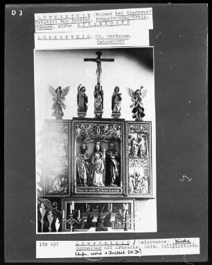 Im Schrein Madonna zwischen Paulus und Petrus, darüber Kruzifix