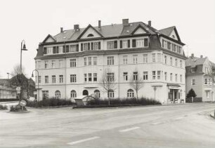 Wohnhaus mit Läden