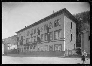 Gebäude mit Reichsadler (Kreisleitung, heute: Eichelgasse 56 B-W Bank), mit Hakenkreuzfahnen