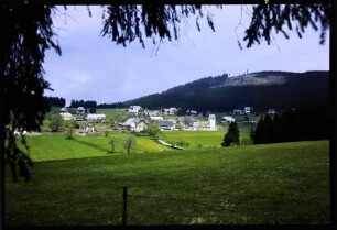 Saig: Vordergrund Ackerfurchen, Blick vom Kuhberg auf Ort