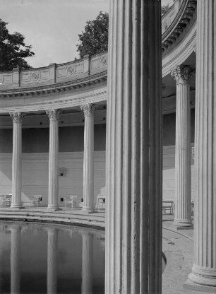 Albrechtschlösser. Dresden-Loschwitz, Bautzner Straße 130. Schloß Albrechtsberg (1850-1854; A. H. Lohse). Wasserbecken und Kolonnaden an der Elbseite