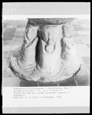 Taufbeckenfuß mit sechs betenden Figuren