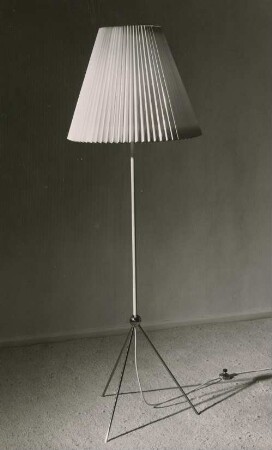 Stehlampe "Nr. 1201" mit Plastikfaltschirm der Vereinigten Werkstätten für Kunst im Handwerk