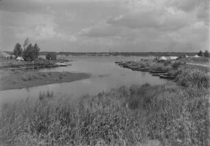 Knappensee : Lohsa-Groß Särchen. Knappensee, aufgelassener Braunkohlentagebau (Tagebau-Restloch, 1951-1953 durch Flutung des Braunkohletagebaus Grube Werminghoff). Im Hintergrund Brikettfabrik Knappenrode