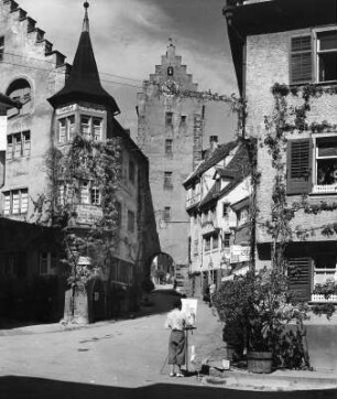 Meersburg. Obertor (1442). Stadtseite mit Gasthaus Zum Bären. Straßenbild mit Freilichtmaler an Staffelei