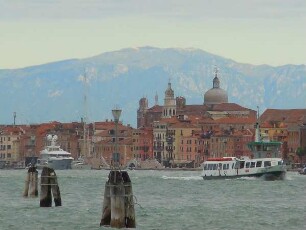 Venedig - Berge hinter der Altstadt : Bei besonderer Wetterlage sind hinter Venedig die Berge der Alpen zu sehen. Aufgenommen am 9. August 2011