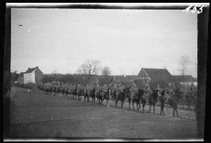 Wallonische Region (Belgien): Reiter mit Lanzen zweireihig auf einem Weg ("5./2. Schwere-Reiter-Regiment auf dem Marsch durch Belgien")