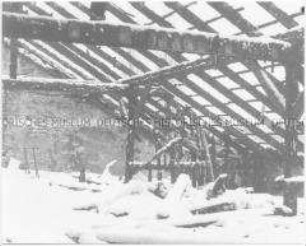 Abgebrannter Dachstuhl mit Schnee (Altersgruppe 14-17)