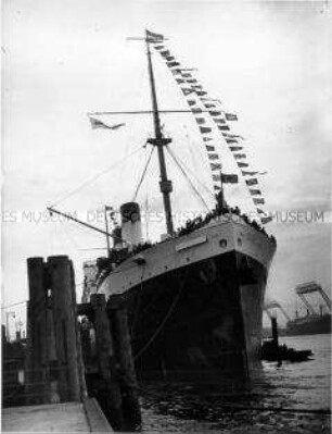 Das KdF-Schiff "Monte Olivia" im Hamburger Hafen