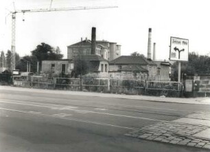 Dresden-Löbtau. Fabrikgebäude an der Weißeritz, Willi-Ermer-Platz. Ansicht von Nordwest über Weißeritzbrücke