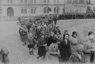 Demonstration in Raschau zum 1. Mai 1930 : Schwarzenberg. Demonstration in zum 1. Mai 1930, im Hintergrund Hotel "Sächsischer Hof"