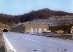 Tunnel bei Hölzern in km 528,925 Südportal, Fahrbahn Heilbronn - Würzburg, und Betriebsgebäude