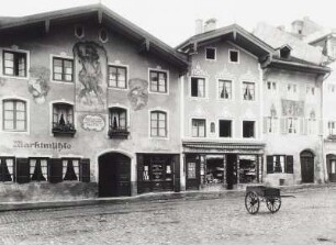 Bad Tölz, Marktstraße : Bad Tölz. Ehemalige Marktmühle (sogenanntes "Schretzenstallhaus") und Wohnhäuser, Marktstraße 21/25. Straßenansicht mit Einachskarren für Handzug