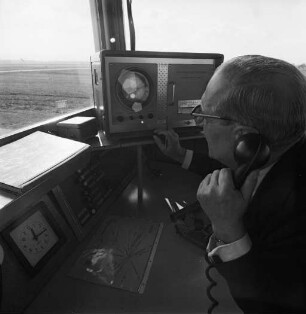 Sichtfunkpeiler auf dem Kontrollturm des Flugplatzes Forchheim zur Navigation der landenden Flugzeuge.