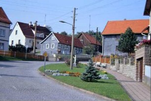 Grünanlage mit Figur an der Wintersteiner Straße