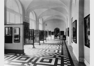 Aufstellung der Skulpturensammlung im Kaiser-Friedrich-Museum, Raum 10, Koptische Textilien
