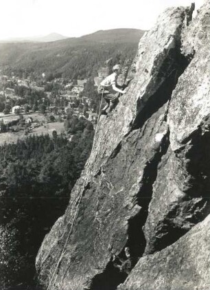 Zittauer Gebirge. Mönchswand. Kletterer bei der Besteigung von Südwest