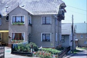 Bauernhaus mit Walmdach, in der Giebelseite im DG Balkon