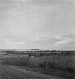 Bucht von Bukoba : Straße zur Bucht von Bukoba, in der Bucht eine Insel, vermutlich Ukerewe