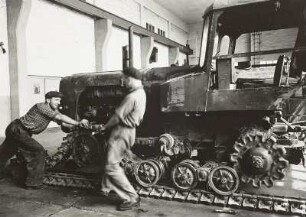 Braunsdorf, Maschinenhalle, Reparatur Raupenschlepper