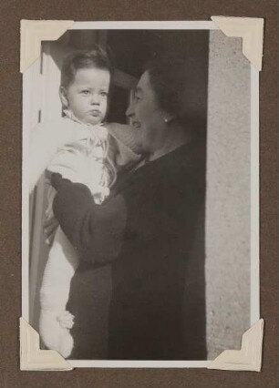 Gerty von Hofmannsthal mit ihrem Enkel Christoph Zimmer auf dem Arm