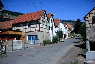 Blick entlang der Dorfstraße, beidseitig Häuser