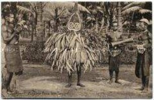 Papua-Männer in traditioneller Kleidung beim Tanz
