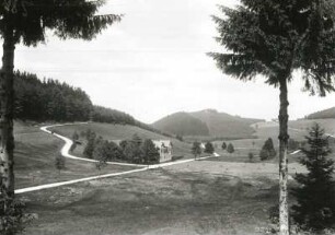 Westerzgebirge, Landschaft : Westerzgebirge. Höllengrund mit Gasthaus "Zur Hölle". Weitung des Tals der Kleinen Bockau. Blick talab (heute Talsperre Sosa, Sperrmauer über dem Gasthaus)