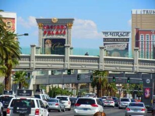 Straßenszene am Las Vegas Boulevard mit Hotelkomplex Caesars Palace