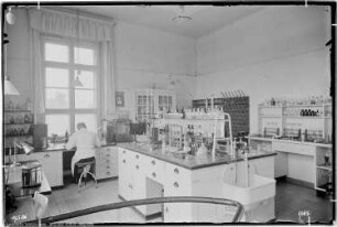Bau Me 129 Ambulanz, Laboratorium oben