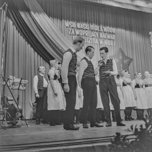 VI. Bundeskongress der Domowina in Hoyerswerda : Hoyerswerda. VI. Bundeskongress der Domowina. Auftritt eines sorbischen Chores
