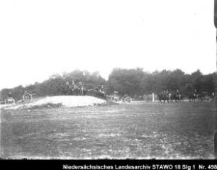 Geländeübung des Feld-Artillerie-Regiments Nr. 46 Enthält: Platte 6, Soldaten auf mit Pferden bespannten Geschützlafetten fahren über eine Bodenerhebung