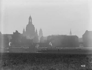 Dresden, Blick von den Neustädter Elbwiesen über die Elbe mit Schiffen auf die Brühlsche Terrasse mit Kunstakademie und Sekundogenitur sowie die Frauenkirche