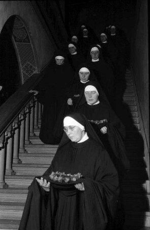 Freiburg, Günterstal: Kloster St. Lioba, ewige Profess, Generalpriorin und Nonne auf Treppe