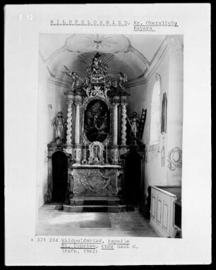 Hochaltar mit Altarblatt: Muttergottes mit den Heiligen Cyprian, Katharina und Stephanus, Holzfiguren: hl. Leonhard und Emmeran